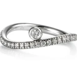 Anillo "Wave" media alianza de oro blanco con brillantes y chatón
