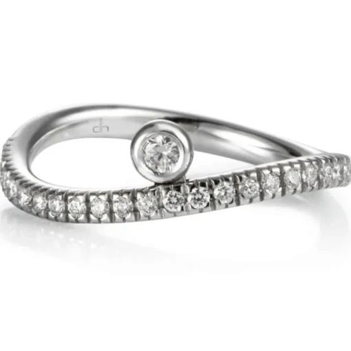 Anillo "Wave" media alianza de oro blanco con brillantes y chatón