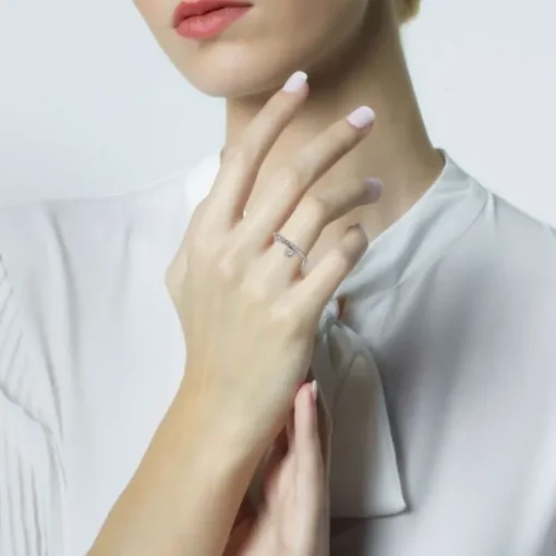 Anillo "Wave" media alianza de oro blanco con brillantes y chatón