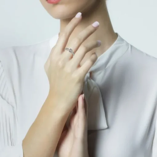 Anillo-compromiso-solitario-oro-blanco-diamantes | Chocrón Joyeros