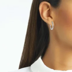 Aros medianos de oro blanco con diamantes talla brillante