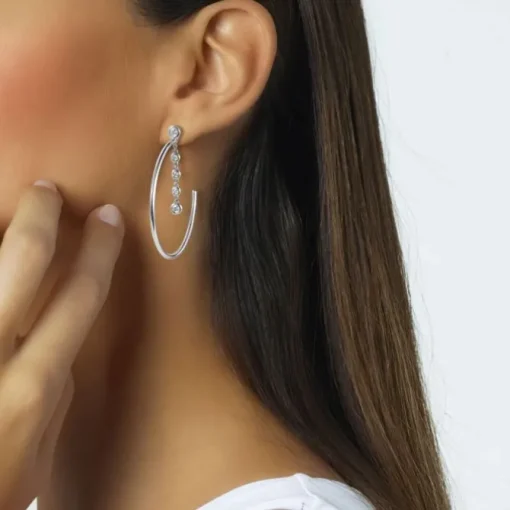 Aros "Shiny Drops" grandes de oro blanco con cadena de diamantes en chatón