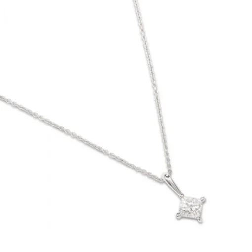 Colgante de oro blanco con diamante talla princesa en rombo