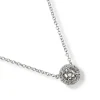 Colgante de oro blanco con diamante y orla de diamantes