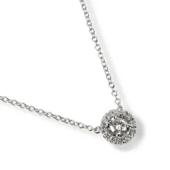 Colgante de oro blanco con diamante y orla de diamantes
