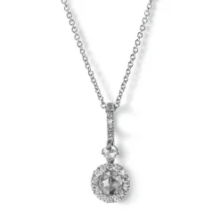 Colgante de oro blanco con diamante talla brillante y orla de diamantes