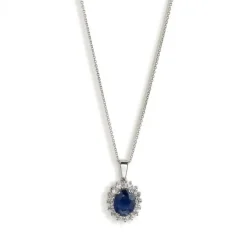 Colgante de oro blanco con zafiro oval y orla de diamantes