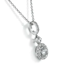 Colgante de oro blanco con diamante talla brillante y orla de diamantes