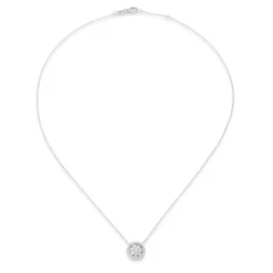 Colgante de oro blanco con circulo de pavé de diamantes de 0,65 quilates