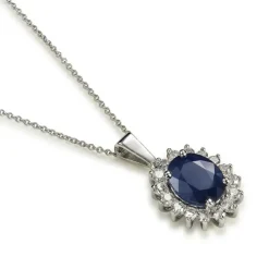 Colgante de oro blanco con zafiro oval y orla de diamantes