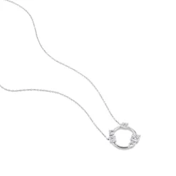 Colgante de oro blanco con círculo de diamantes blancos