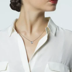 Colgante de oro blanco con diamante en chatón de 0.09 quilates