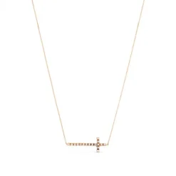 Colgante de oro rosa con cruz horizontal de diamantes