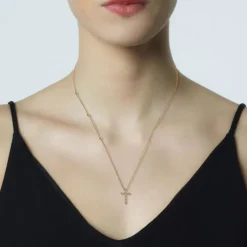 Colgante de oro rosa con cruz de brillantes y 3 chatones en cadena