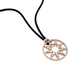 Colgante de oro rosa en forma de copo de nieve de pavé de diamantes