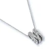 Colgante letra "M" de oro blanco con diamantes