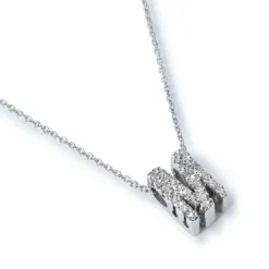 Colgante letra "M" de oro blanco con diamantes
