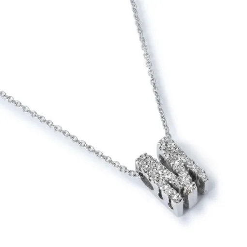 Colgante letra "M" de oro blanco con diamantes