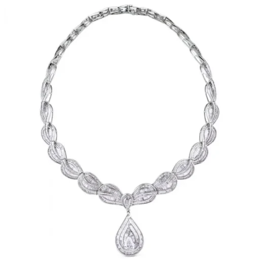 Collar de oro blanco con diamantes talla baguette y colgante con diamante talla pera