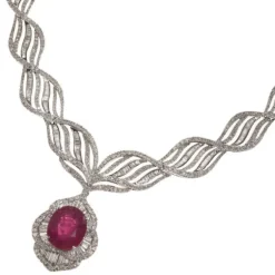 Collar de oro blanco con diamantes y rubí