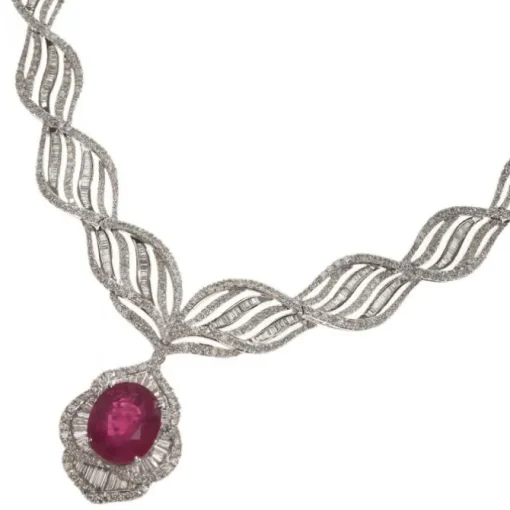 Collar de oro blanco con diamantes y rubí