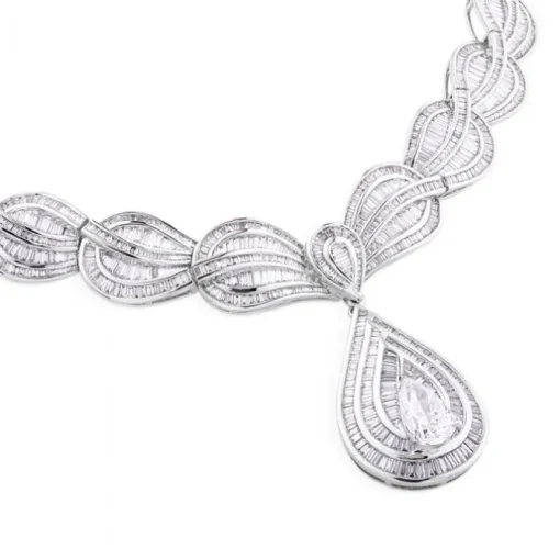 Collar de oro blanco con diamantes talla baguette y colgante con diamante talla pera