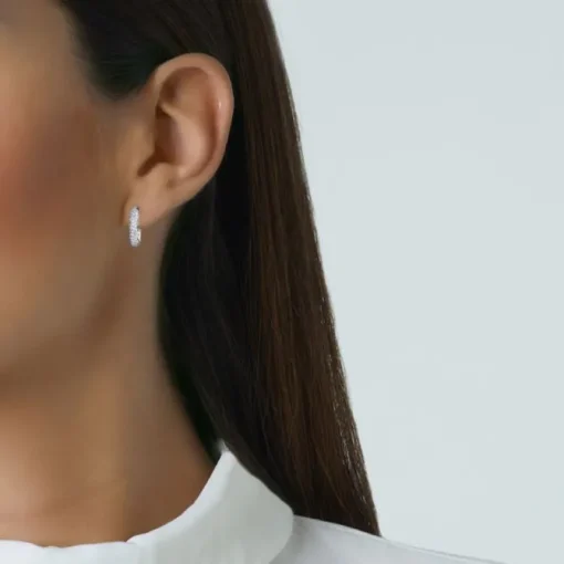 Criollas pequeñas ovales de oro blanco con pavé de diamantes