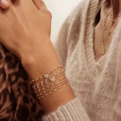 gigiCLOZEAU pulsera con virgen de oro rosa color blush