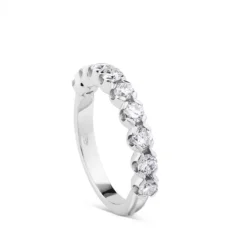 Media alianza de oro blanco con diamantes en garra