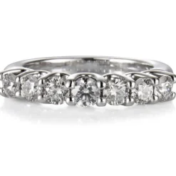 Media alianza de oro blanco con 7 diamantes en garra