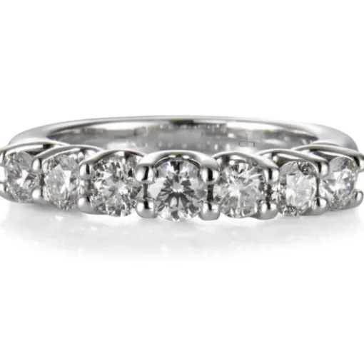Media alianza de oro blanco con 7 diamantes en garra