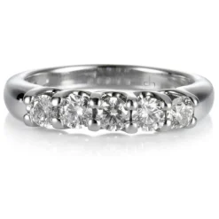 Media alianza de oro blanco con 5 diamantes en garra de 0,58 quilates