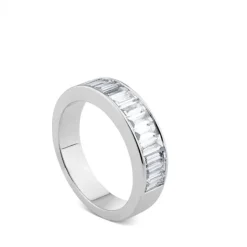 Media alianza de oro blanco con diamantes en carril talla baguette