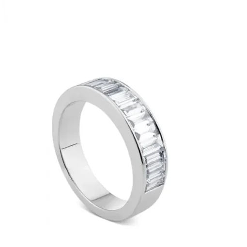 Media alianza de oro blanco con diamantes en carril talla baguette