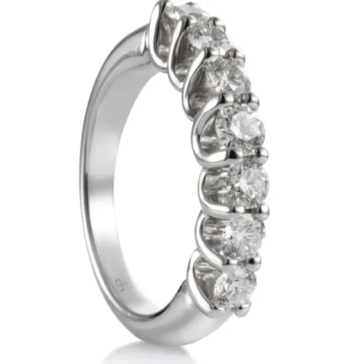 Media alianza de oro blanco con 7 diamantes en garra