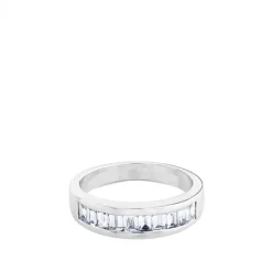 Media alianza de oro blanco  y diamantes en carril talla baguette de 0,79 quilates