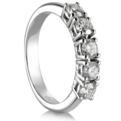 Media alianza de oro blanco con 5 diamantes en garra de 0,65 quilates