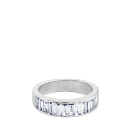 Media alianza de oro blanco con diamantes en carril talla baguette