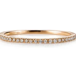 Media alianza de oro rosa con diamantes