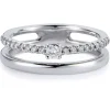 Media alianza doble de oro blanco con diamantes talla brillante y diamante central