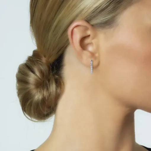 Pendientes de aro pequeños de oro blanco con diamantes en garra 0.25 quilates