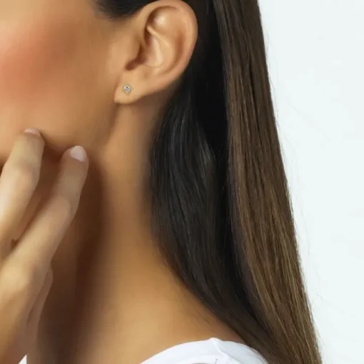 Pendientes de bebé de oro amarillo con diamantes en garra