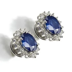 Pendientes de oro blanco con zafiro oval y orla de diamantes