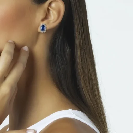 Pendientes de oro blanco con zafiro oval y orla de diamantes