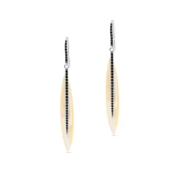 Pendientes largos de oro blanco con nacar y diamantes negros
