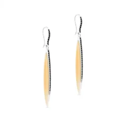 Pendientes largos de oro blanco con nacar y diamantes negros