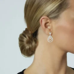 Pendientes largos de oro rosa con lagrimas de diamantes y diamante al aire