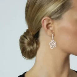 Pendientes largos de oro blanco con flor de lágrimas de pavé de diamantes y diamantes al aire