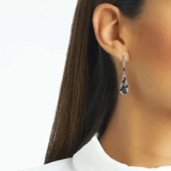 Pendientes largos de oro blanco con diamantes blancos y negros