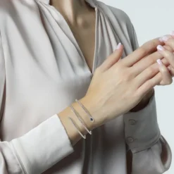 Pulsera de muelle 3 vueltas de oro blanco con diamantes y diamante negro